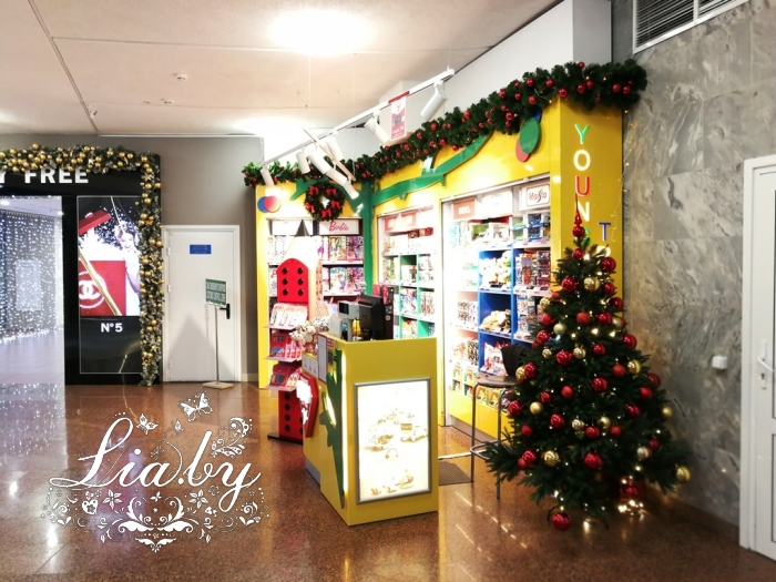 Украшение к новому году магазина игрушек в Аэропорту Минск-2