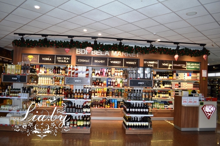 Новогоднее украшение магазина с алкогольной продукцией в Аэропорту