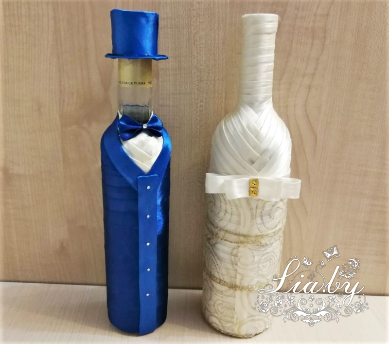 Бутылки в костюмах на свадьбу
