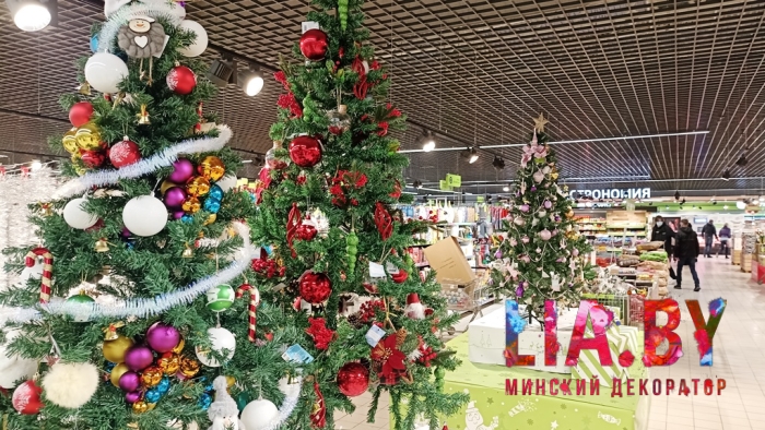 Украшение сезонной секции Евроопт реквизитом магазина (новый год)