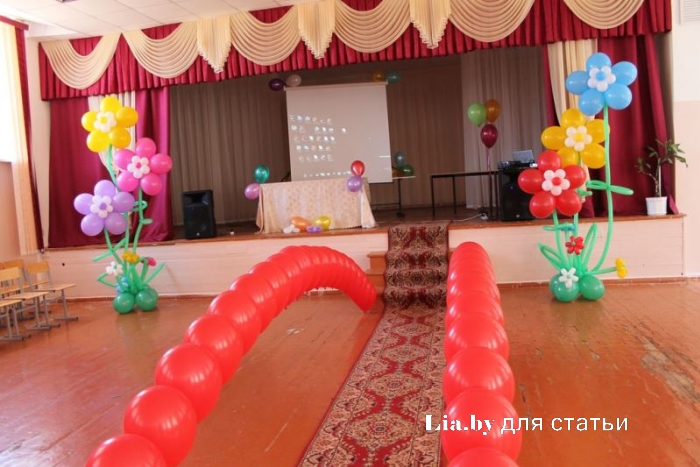 украшение шарами актового зала школы к проведению праздничного концерта на первое сентября
