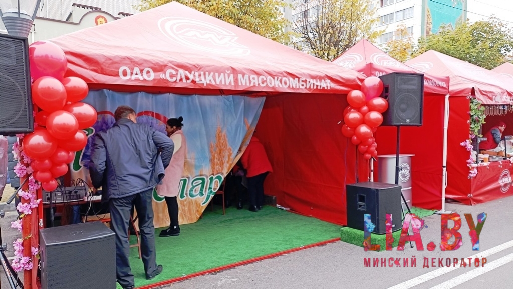 Украшение шарами торговой палатки на ярмарке