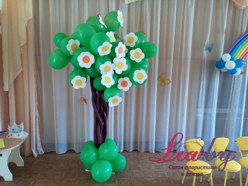 Дерево из воздушных шаров бумажными цветочнками