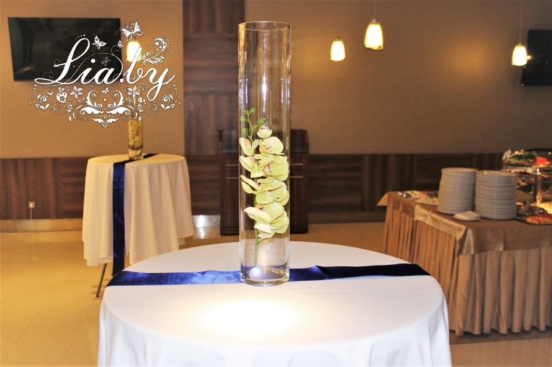 Украшение фуршетных столов наперонами и вазами-цилиндрами с цветком и подсветкой