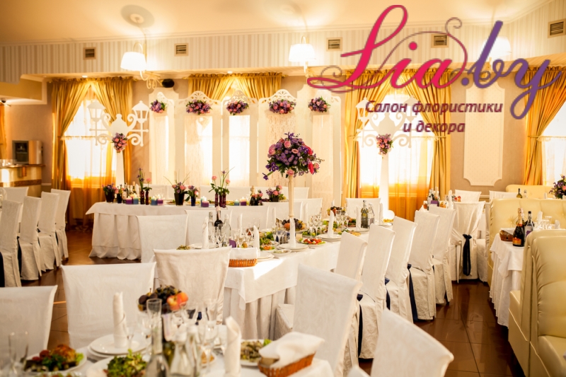 Украшение свадебного зала с использованием белой мебели и живых цветов