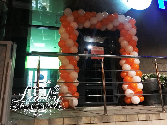 Бело-оранжевая гирлянда на вход в магазин