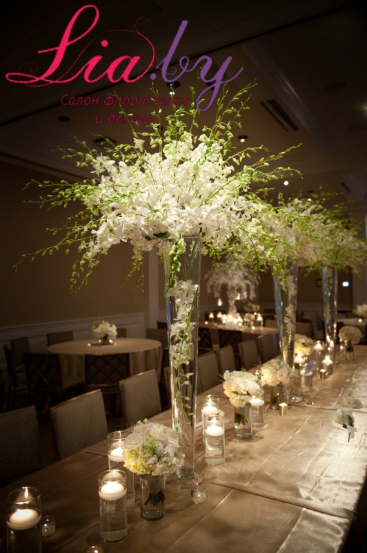 оформление зала на свадьбу свечами и высокими вазами