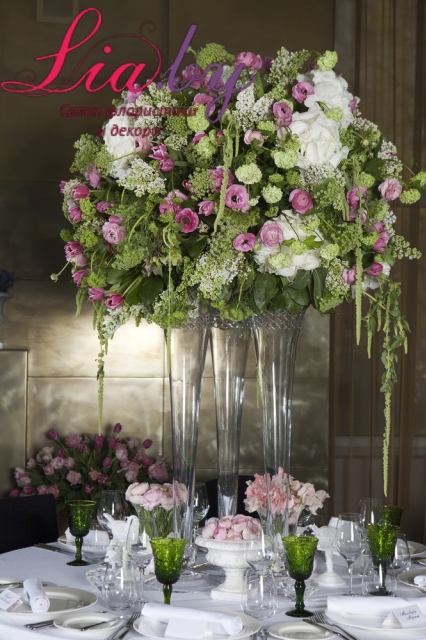 Шикарные цветочные композиции из живых цветов в высоких вазах