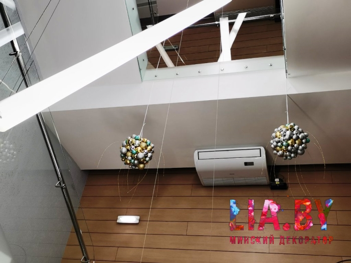 Украшение головного офиса компании Евроопт 3м ель и шаровые люстры-подвески на лестницу