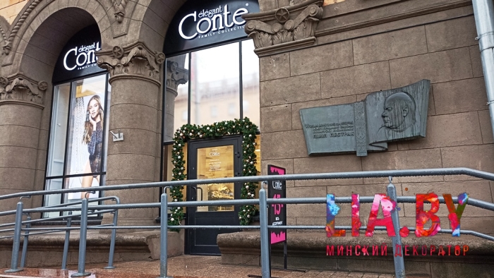 Украшение фасадов магазинов Conte к новому году световыми и хвойными гирляндами