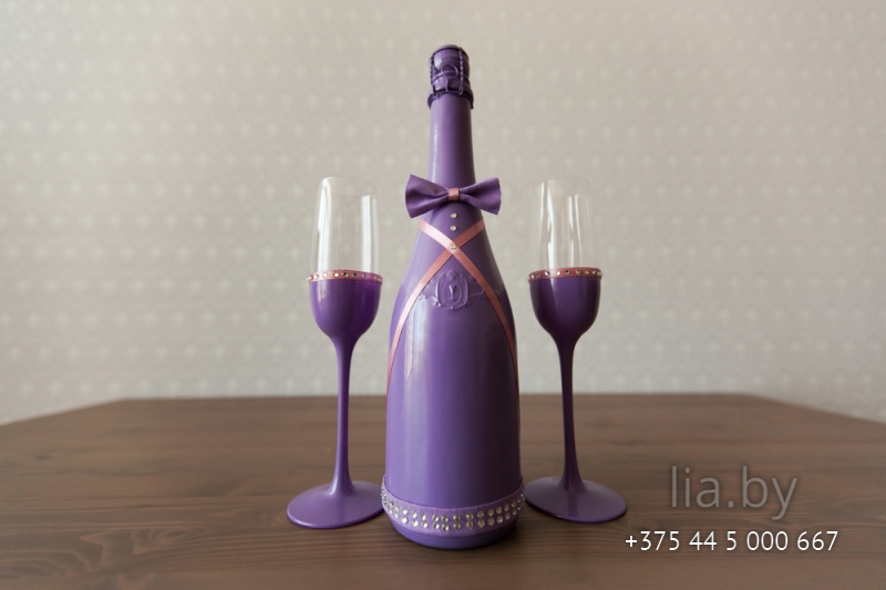 окрашенные бокалы и бутылка на свадьбу в фиолетовый цвет