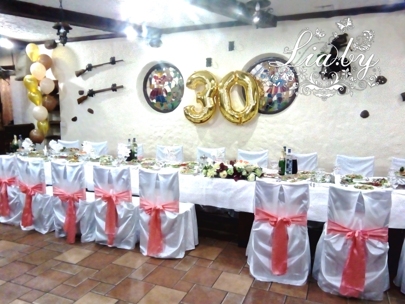 Украшение зала кафе чехлами, цветами и шарами на юбилей 30 лет