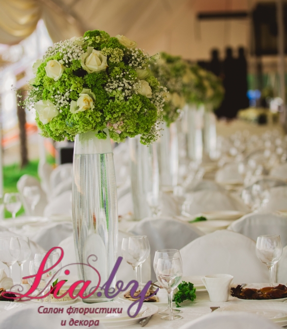 Красивые бежево-зеленые цветочные композиции в высоких вазах (45 см) украшают банкетный стол