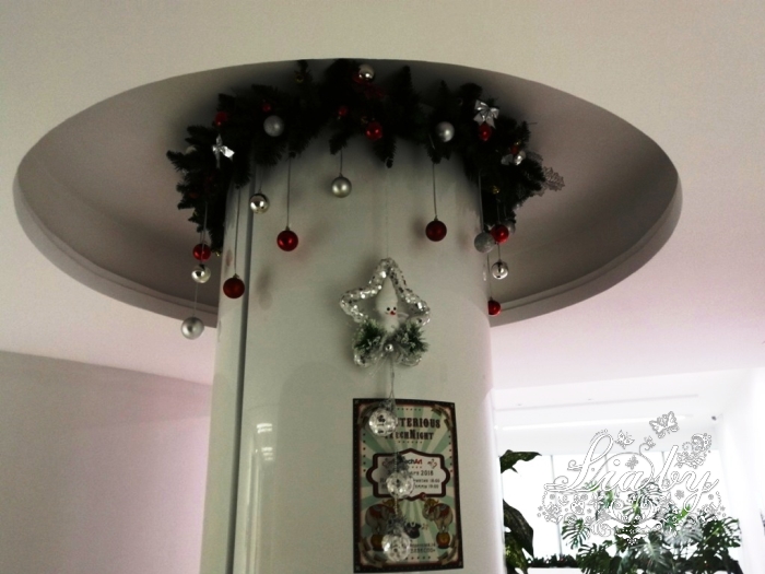 украшение офиса на новый год елочными украшениями, гирляндами, шарами