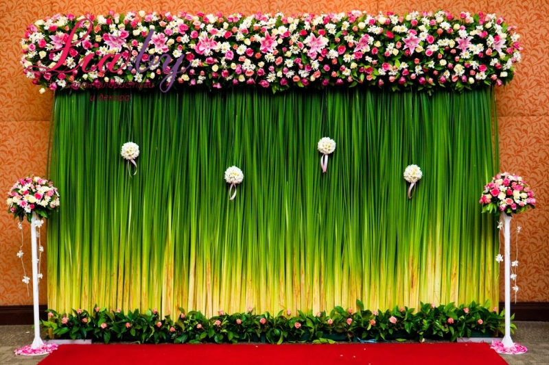 Зеленая свадебная ширма с цветами