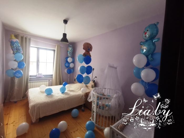 Украшение частного дома сине-белыми и голубыми шарами с гелием, а также фольгированными шарами на выписку ребенка из роддома (мальчик)