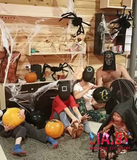 тематическое украшение на halloween: тыквы, пауки, паутина, страшные маски и манекены