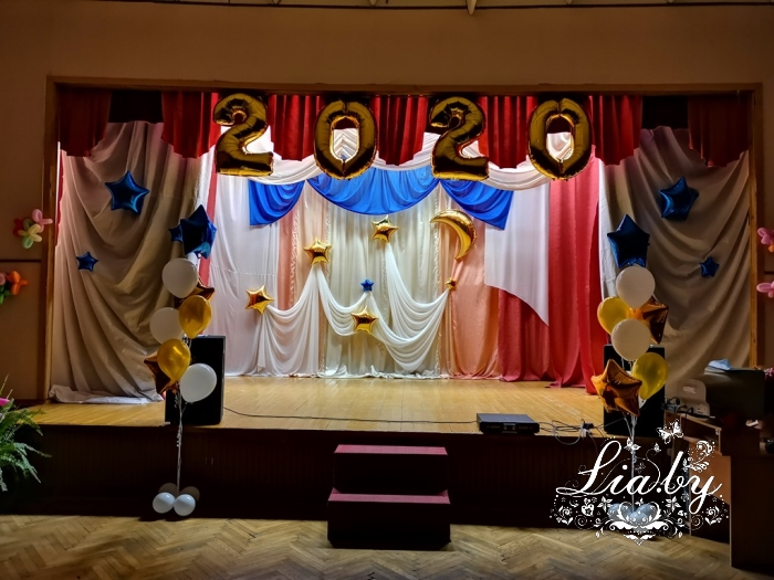 Украшение учебного заведения на выпускной в Минске 2020. Оформление сцены на выпускной, шары цифры 2020 и фонтан из шаров с гелием