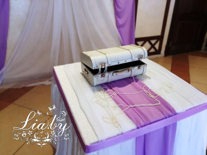 Кожаный чемоданчик для сбора денег на столе для дарения (свадьба)