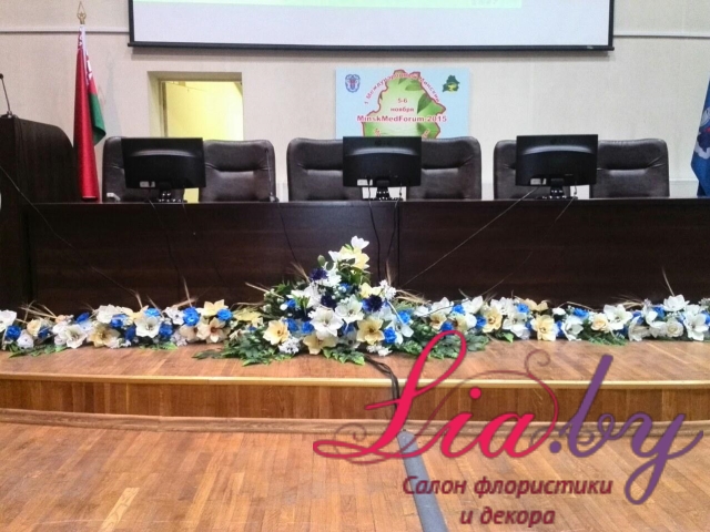 Конференц-зал украшен цветочной композицией