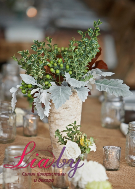 Украшение стола на свадьбе с использованием живых веток растений