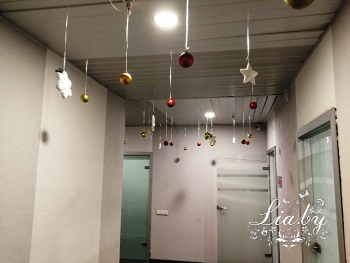 подвесные елочные игрушки на потолок в офи к новому году