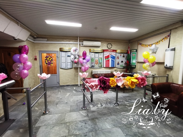 украшение офиса, лестницы, коридора шарами, цветами из шаров на 8 марта, также входные турникеты на проходной цветами из бумаги и шарами с гелием