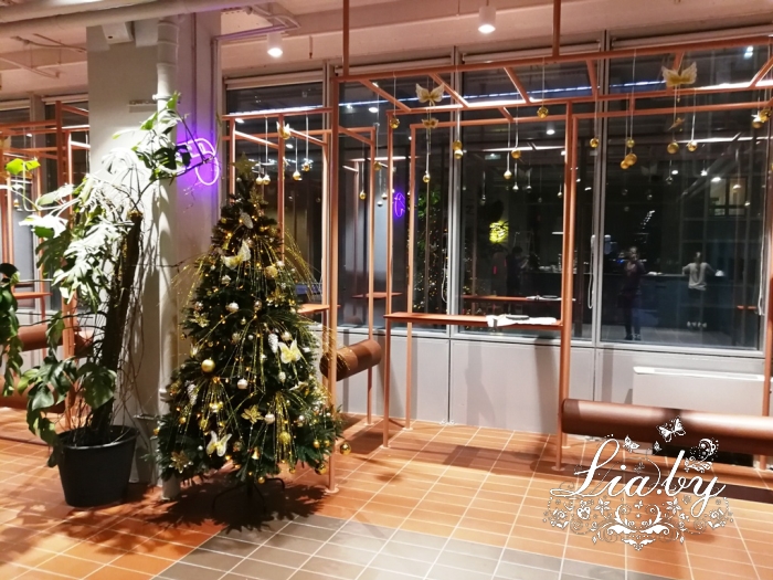 новогоднее украшение офиса Гисмарт искристая новогодняя елка