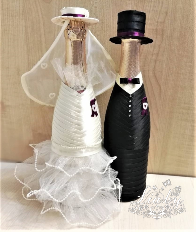 Красивое украшение бутылок на с шампанским на свадьбу. Невеста в платье и жених в костюма