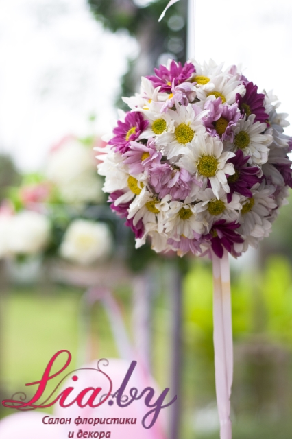 Бело-фиолетовый цветочный шар с лентой на свадьбу