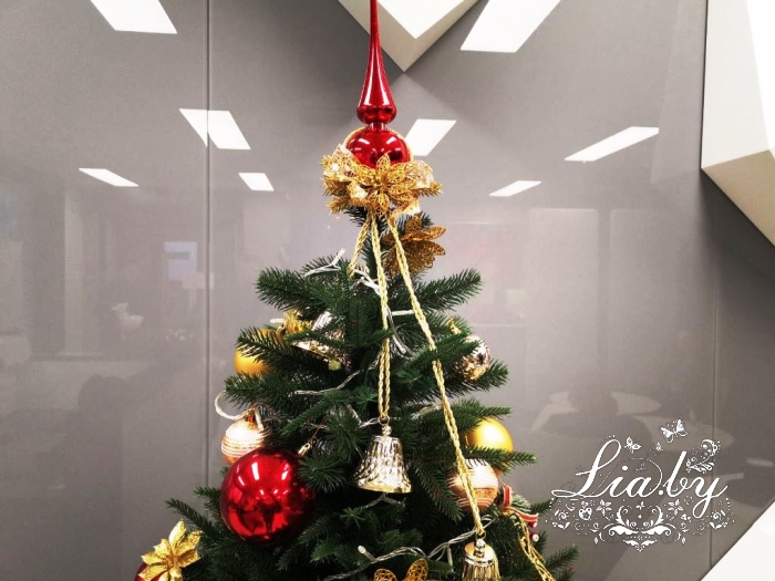 Украшение хвойными гирляндами, полностью украшенной елью, рождественскими венками, световой фигуркой "Олень", подарками и хвойными композициями элементами телестудии передачи #pincode