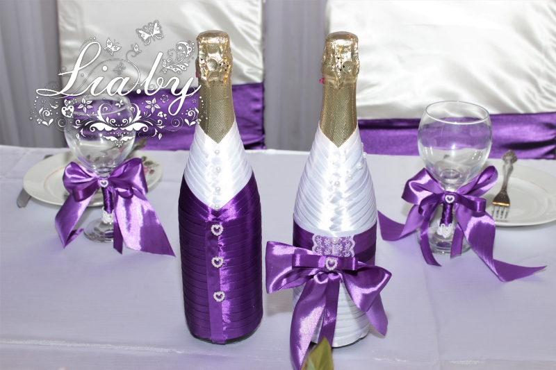 Украшение бутылок, бокалов и свечей на фиолетовую свадьбу