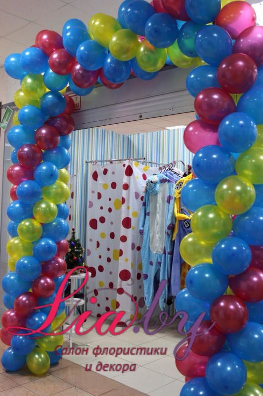 гирлянда из шаров для праздничного открытия магазина