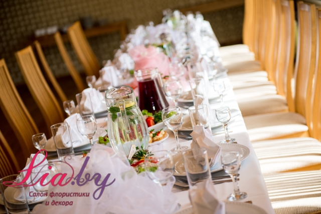 Украшение стола для гостей на свадьбе без юбок, наперонов и оформления стульев, только цветы на столах
