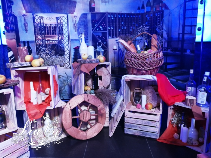 испанская фотозона винный погребок деревянные ящики, корзина с багетом и веном, фонари и свечи