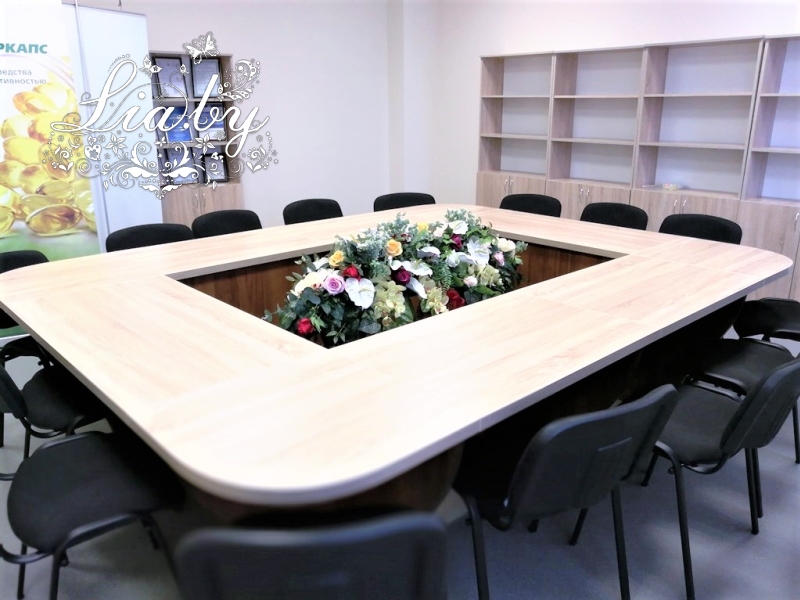 Композиция внутрь стола комнаты для переговоров