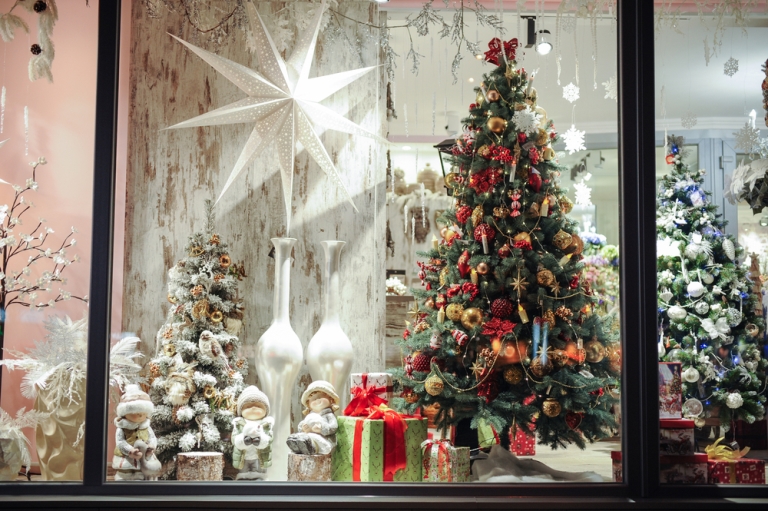 Как украсить витрину магазина на новый год. Рекомендации Минского декоратора manikyrsha.ru