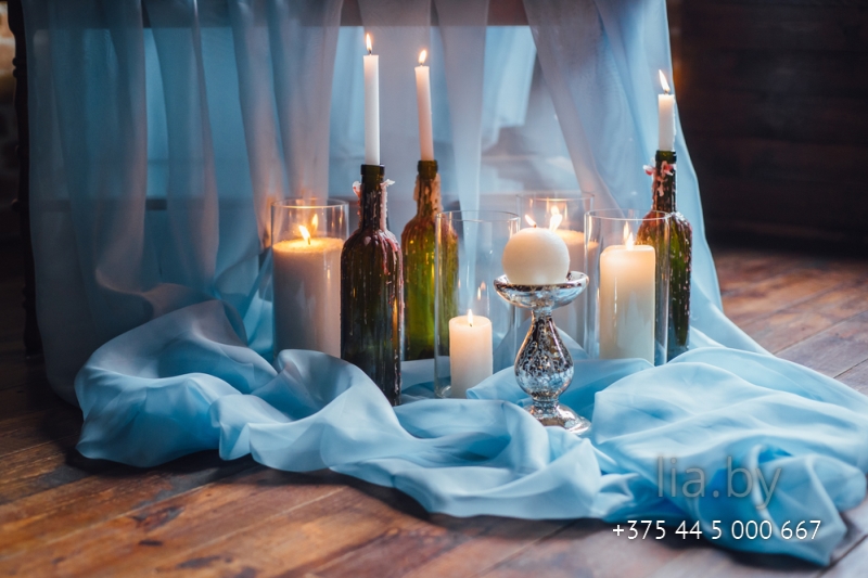 украшение свадебного стола бутылками со свечами