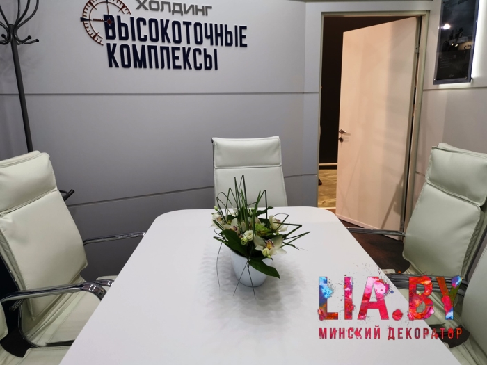 Живые цветы и цветочные композиции в украшении выставочных стендов, консольные клумбы из спатифиллума, горшки с белой калой, бамбук, орхидей, экзотическая зелень и цветы