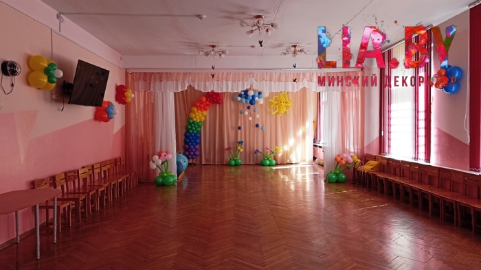 украшение шарами актового зала на утренник - цветочки, цветы на стену, радуга, тучка с каплями, солнышко