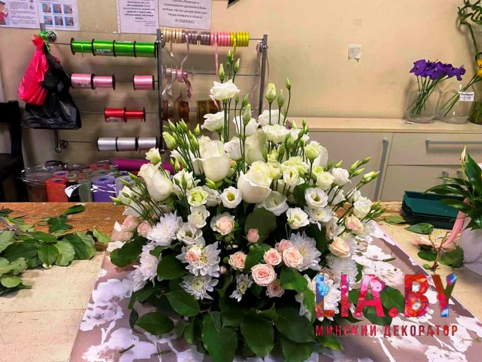 Большие цветочные композиции из живых цветов для украшения международного форума Большие цветочные композиции из живых цветов для украшения международного форума
