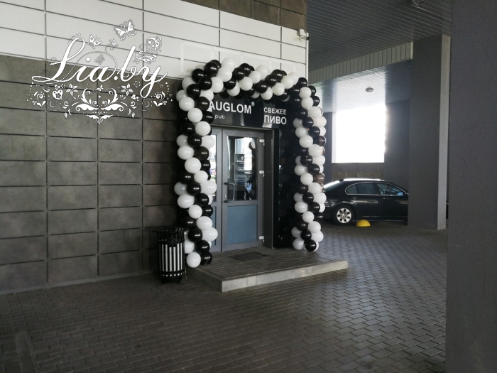 черно-белая гирлянда из шаров на вход магазина разливного пива в Минске в день открытия
