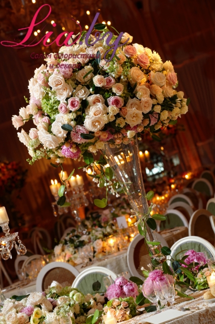 Изысканная композиция из 100 роз в высокой вазе и "море" цветов на столе, шикарная свадьба класса люкс