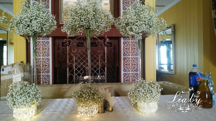 Украшение свадебного банкета вазами и вазонницами с белой гипсофилой, украшение столов, вазоны с подсветкой