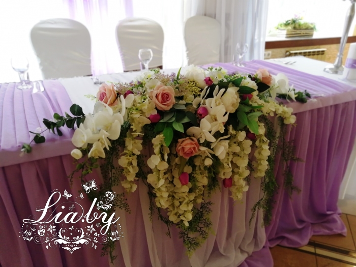 Свадебная цветочная композиция на столе-президиуме в ресторане Шляхецкі Маентак