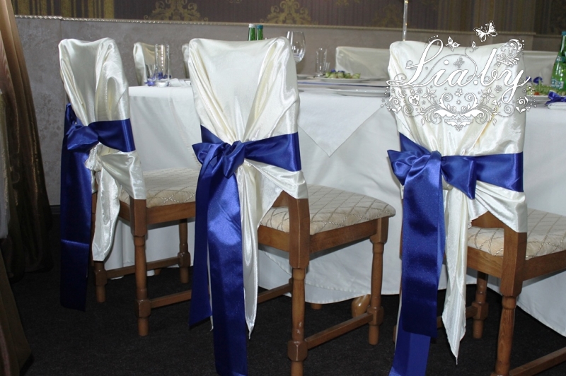 Украшение стульев на синей свадьбе