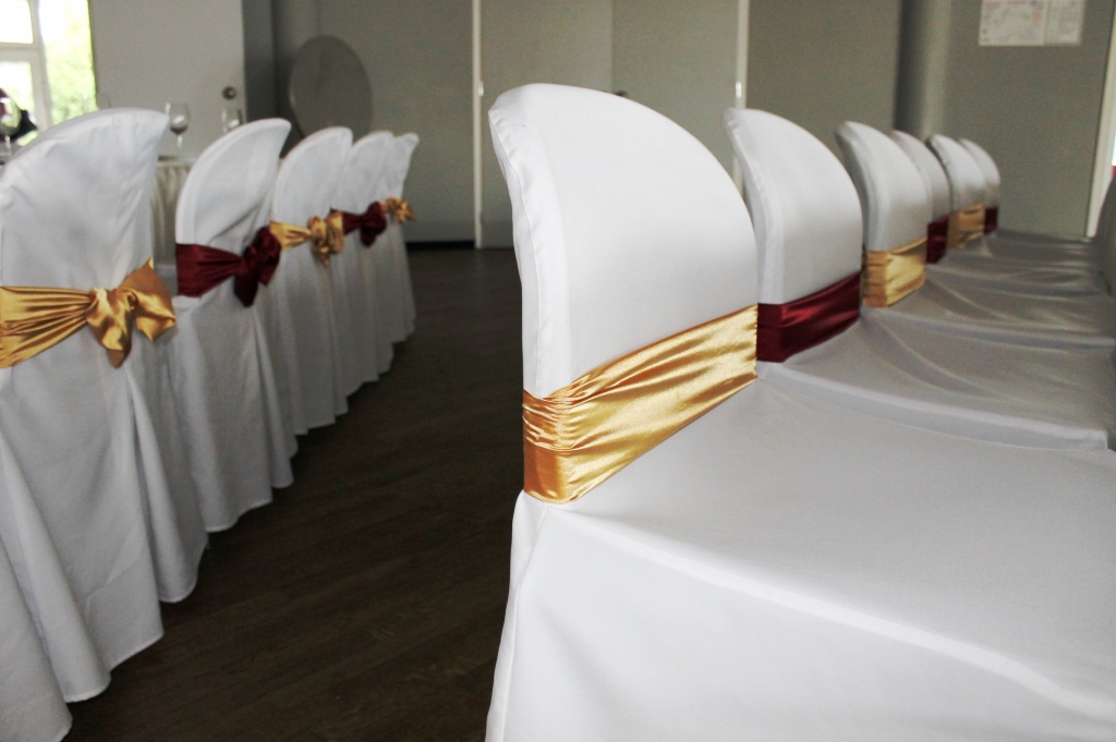 оформление стульев на свадьбу чехлами и бантами