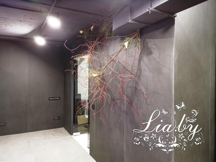 украшение ветвями, каллами и световой гирляндой офиса компании Ламинам - гранит и мрамор - оформление ветвями стены
