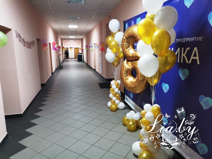 Украшение офиса компании на 8 марта фотозоной с шарами и гигантской цифрой 8, а также коридоров и входного помещения шарами и шарами с гелием