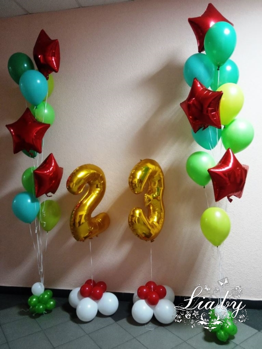 Украшение фотозоны из шаров с цифрами 2 и 3 с гелием в офис белорусской компании на 23 февраля